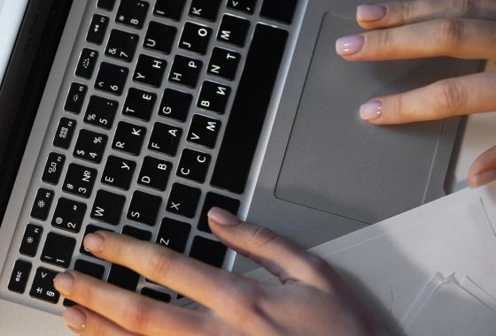 mains-tapant-ordinateur-plateforme-agreee-sage