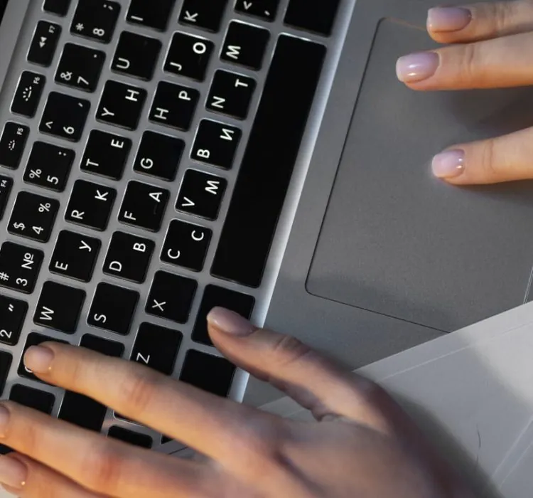 mains-tapant-ordinateur-plateforme-agreee-sage